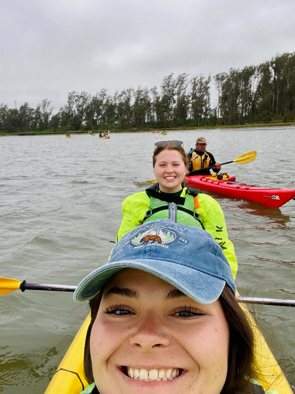 2 female VU students kayaking.