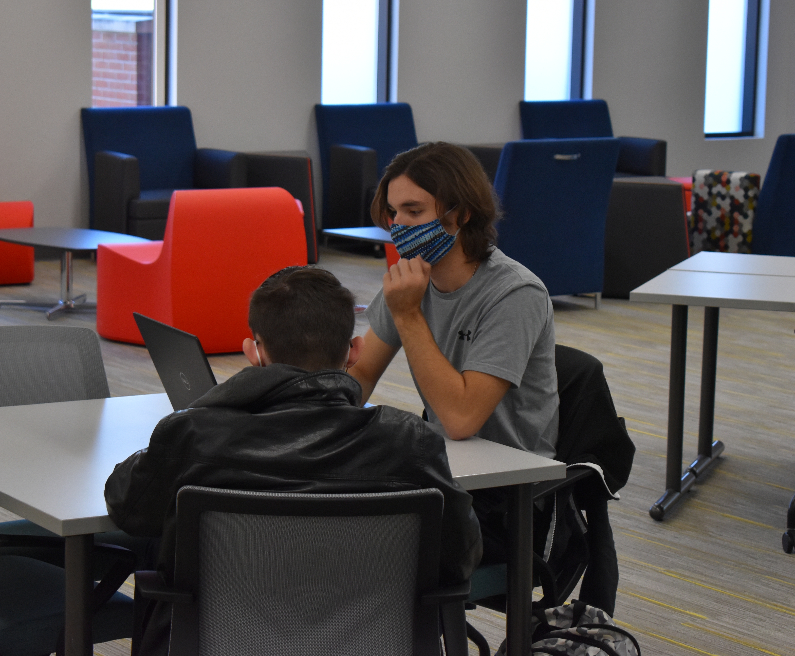 VU student at table with anothe student